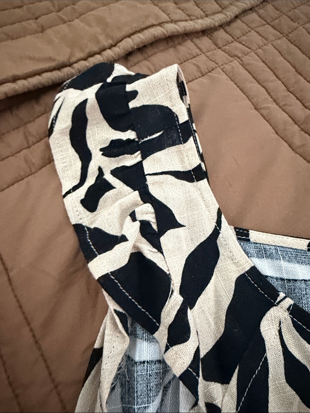 Sanctuary Black & Cream Abstract Ruffle Strap Tank - Picture 4 of 5